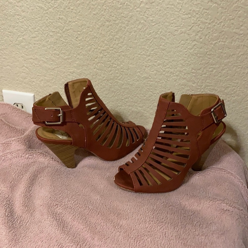 Heels 👠 - Picture 2 of 3